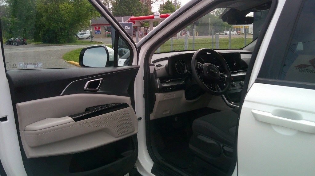 2022 Kia Carnival LX FWD
