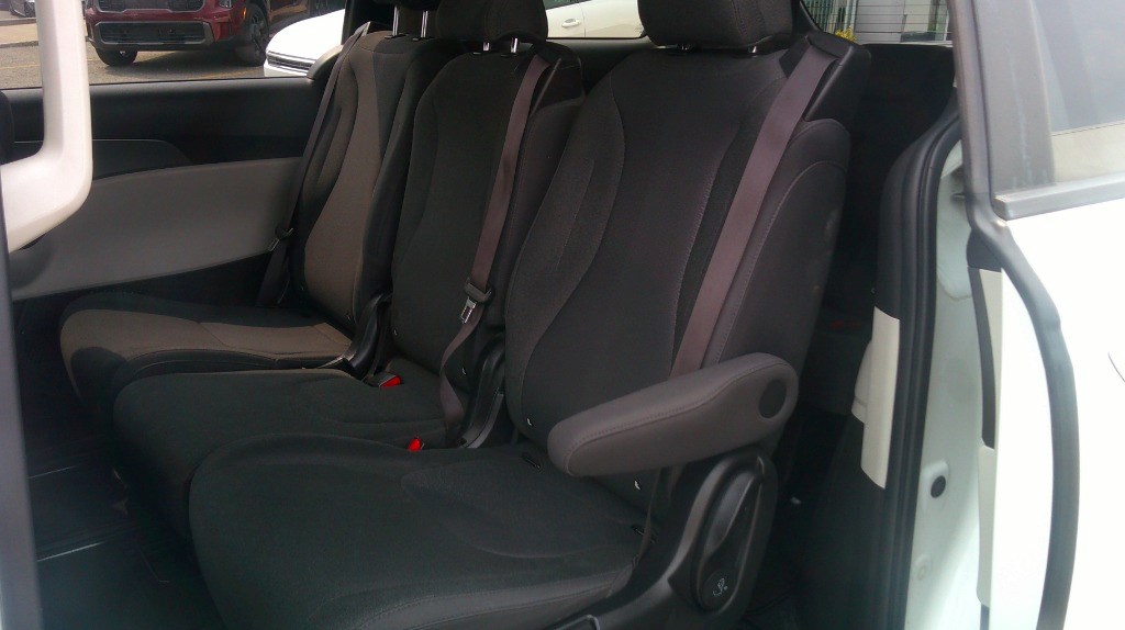 2022 Kia Carnival LX FWD