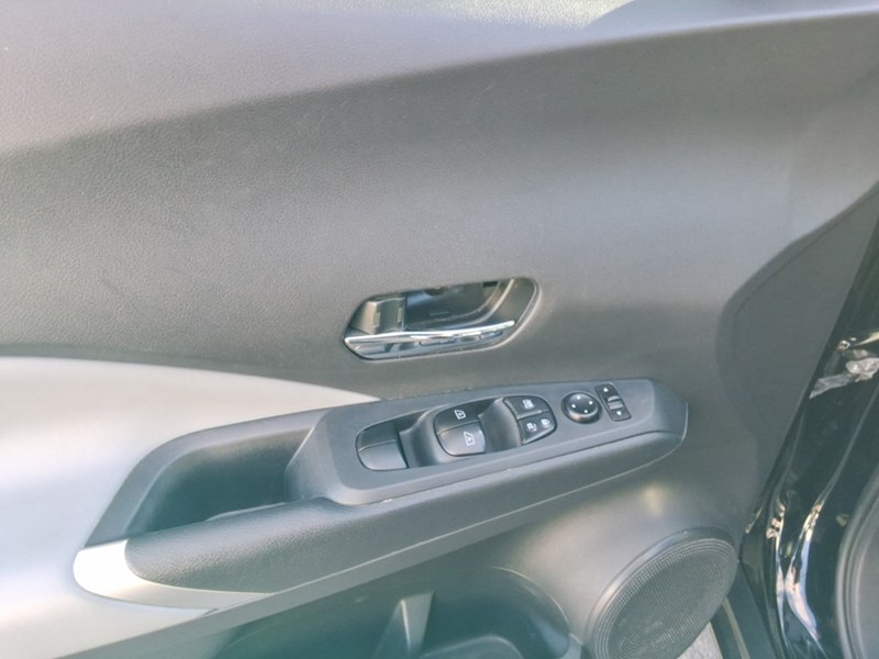 2023 Nissan Kicks SR FWD