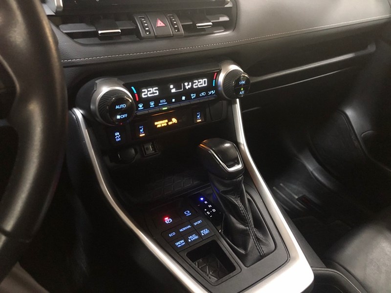 2019 Toyota RAV4 AWD XLE Premium | Leather & Sunroof