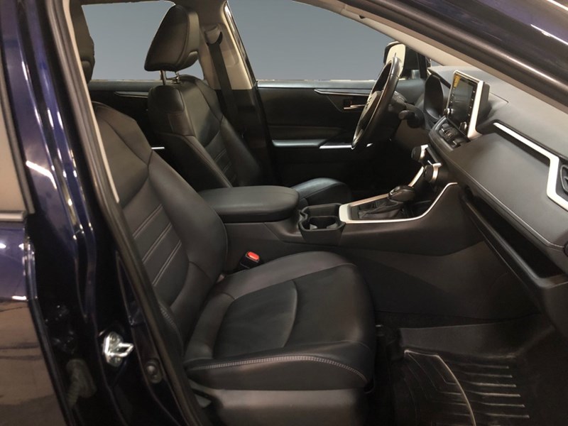 2019 Toyota RAV4 AWD XLE Premium | Leather & Sunroof