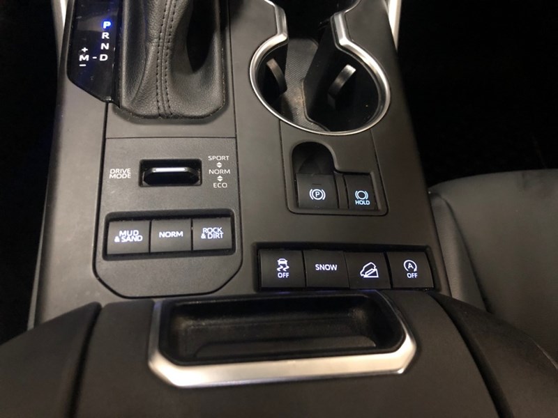 2022 Toyota Highlander XLE AWD - 2 Sets of Wheels Incl.