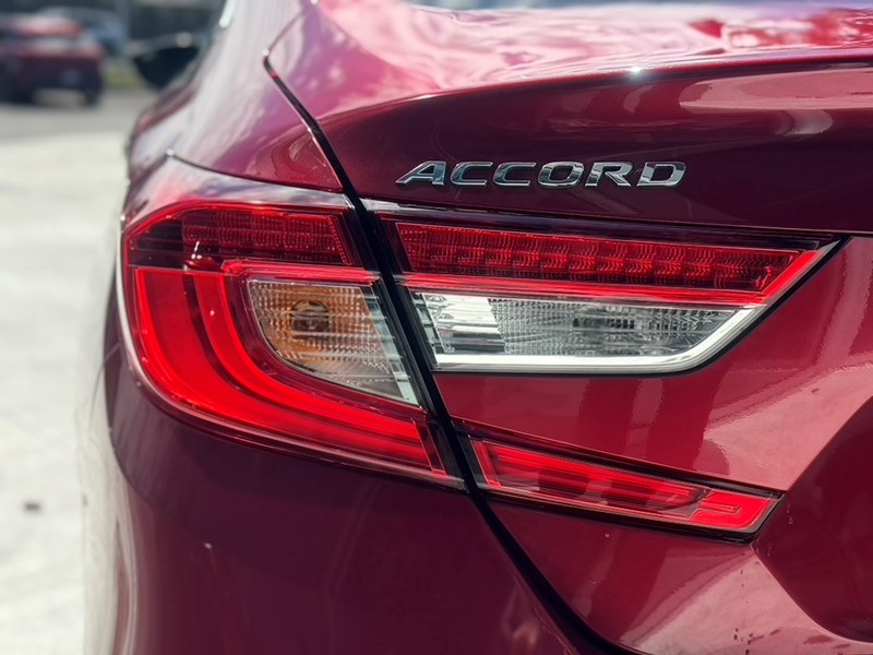 2018 Honda Accord Touring 2.0T (A10)