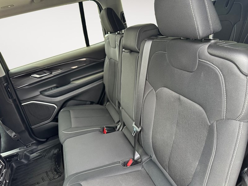 2022 Jeep Grand Cherokee L Laredo 4x4