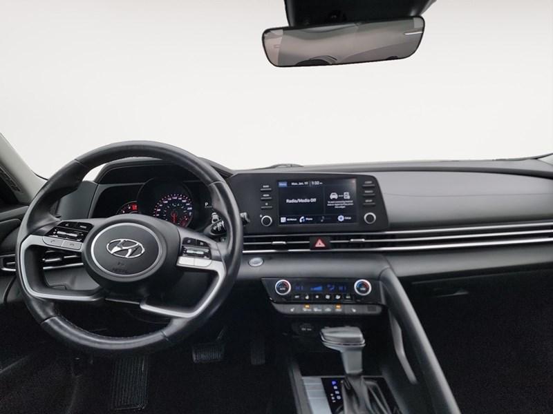 2022 Hyundai Elantra Preferred IVT w/Sun & Tech Package