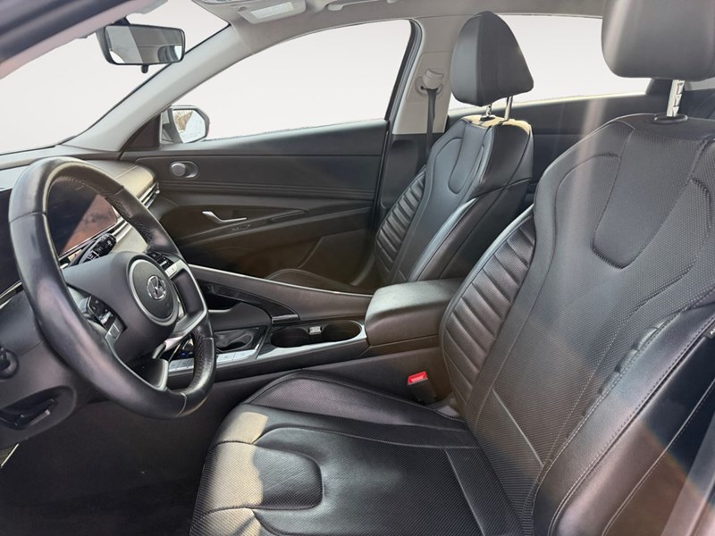2023 Hyundai Elantra Luxury IVT