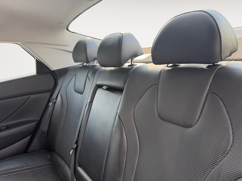 2023 Hyundai Elantra Luxury IVT