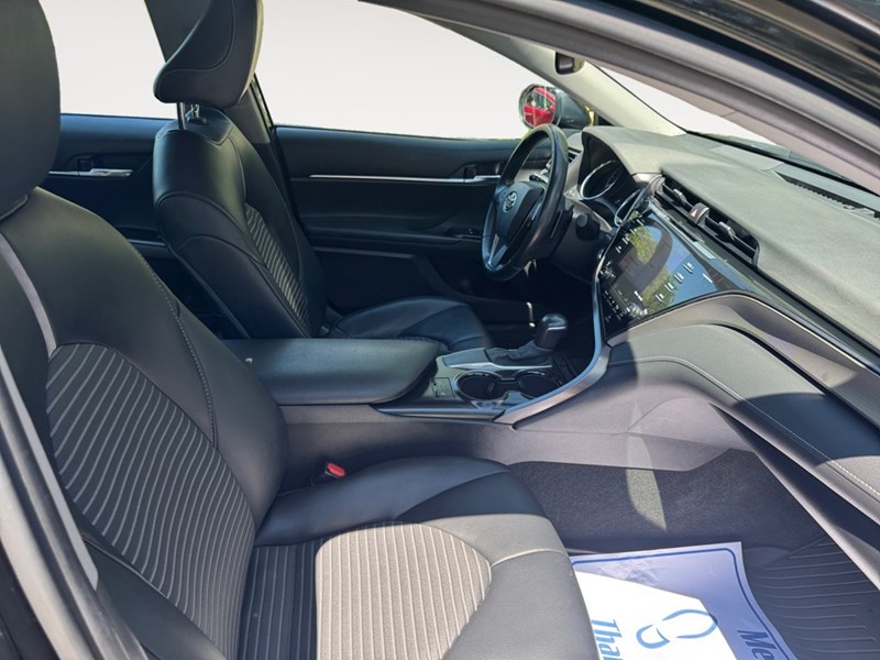 2020 Toyota Camry SE Auto