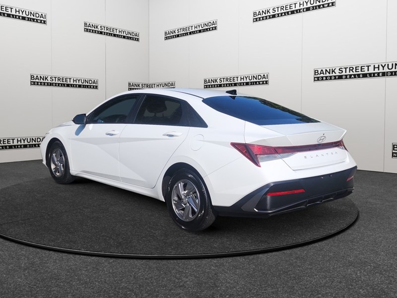 2024 Hyundai Elantra Essential IVT