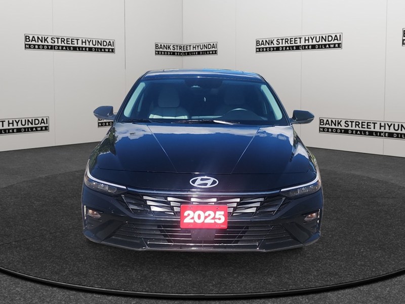 2025 Hyundai Elantra Luxury IVT w/Two-Tone Interior