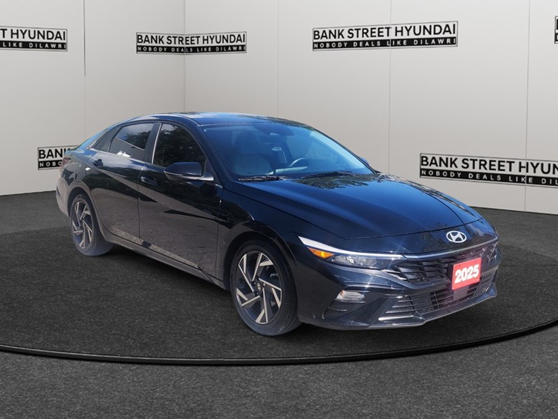 2025 Hyundai Elantra Luxury IVT w/Two-Tone Interior