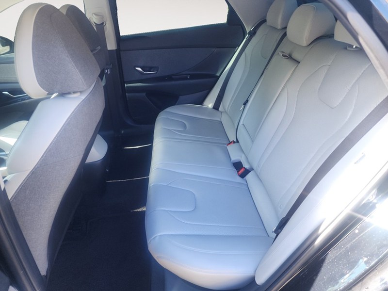 2025 Hyundai Elantra Luxury IVT w/Two-Tone Interior