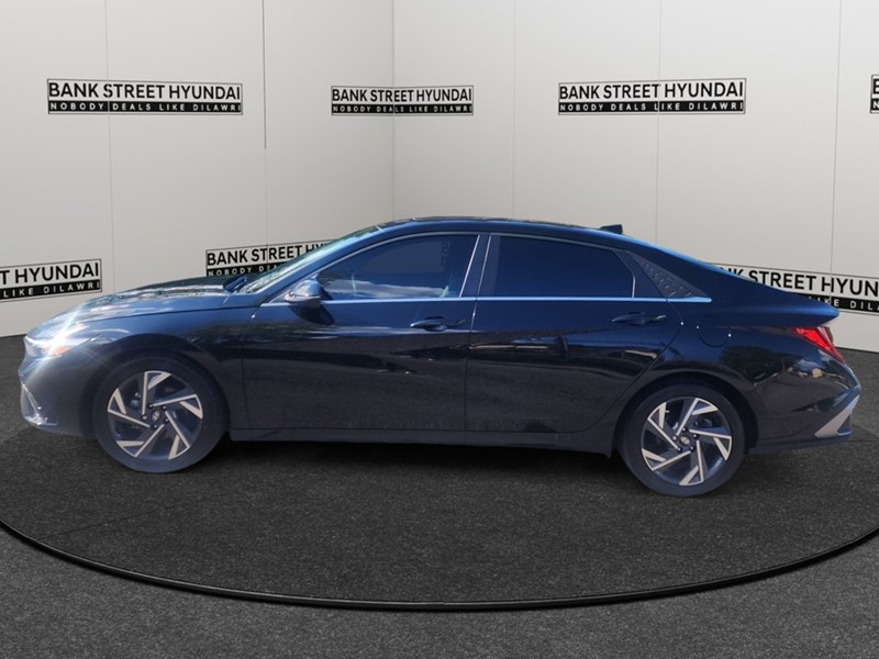 2025 Hyundai Elantra Luxury IVT w/Two-Tone Interior