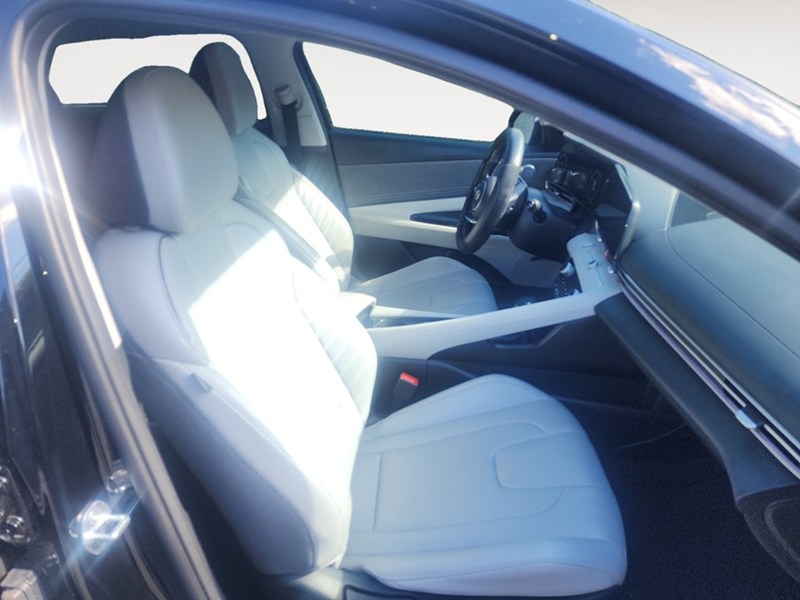 2025 Hyundai Elantra Luxury IVT w/Two-Tone Interior