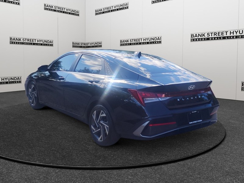 2025 Hyundai Elantra Luxury IVT w/Two-Tone Interior