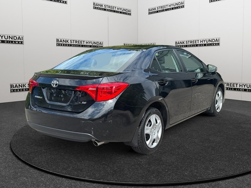 2017 Toyota Corolla 4dr Sdn CVT SE