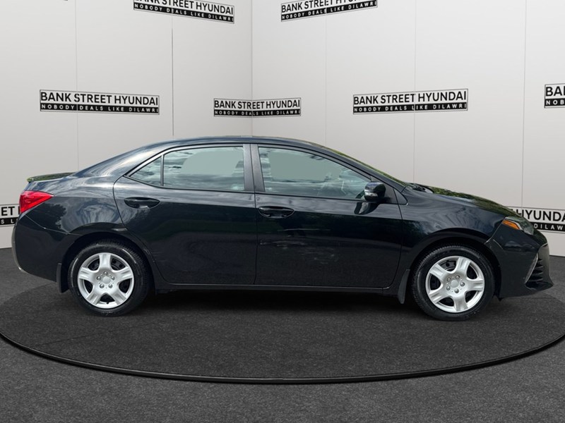 2017 Toyota Corolla 4dr Sdn CVT SE