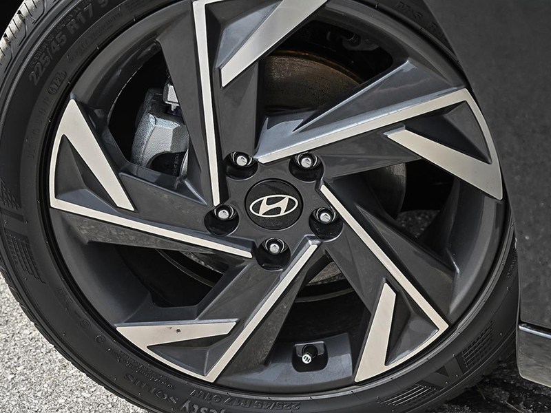 2025 Hyundai Elantra Luxury IVT w/Two-Tone Interior