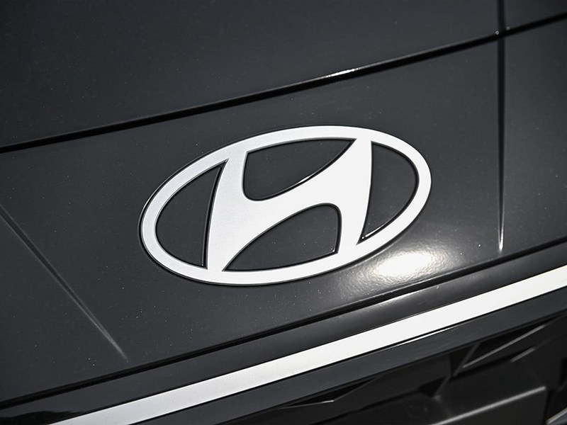 2025 Hyundai Elantra Luxury IVT w/Two-Tone Interior