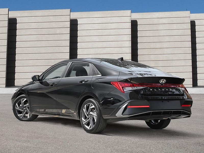 2025 Hyundai Elantra Luxury IVT w/Two-Tone Interior
