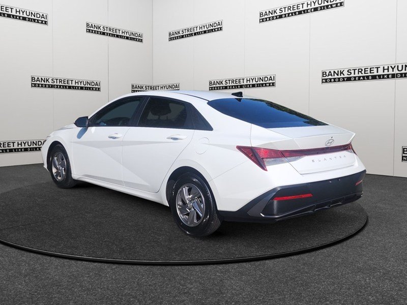 2024 Hyundai Elantra Essential IVT
