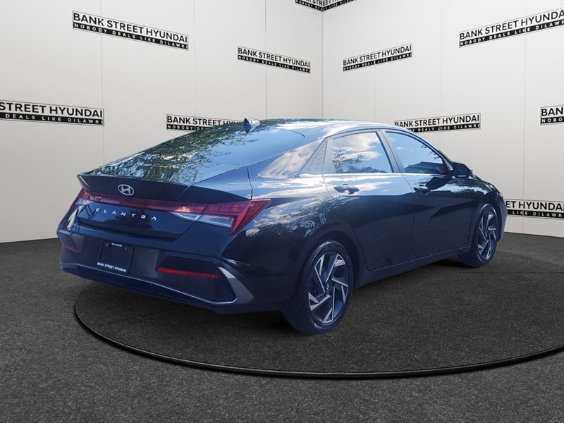 2025 Hyundai Elantra Luxury IVT w/Two-Tone Interior