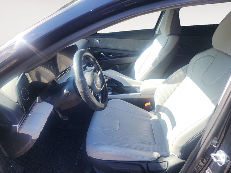 2025 Hyundai Elantra Luxury IVT w/Two-Tone Interior