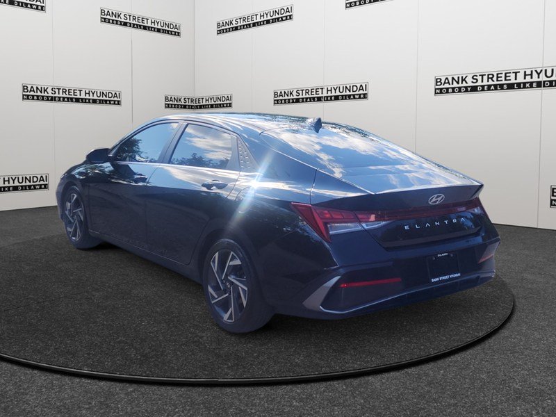 2025 Hyundai Elantra Luxury IVT w/Two-Tone Interior