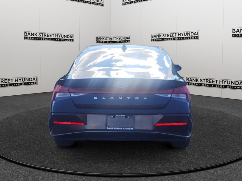 2025 Hyundai Elantra Luxury IVT w/Two-Tone Interior
