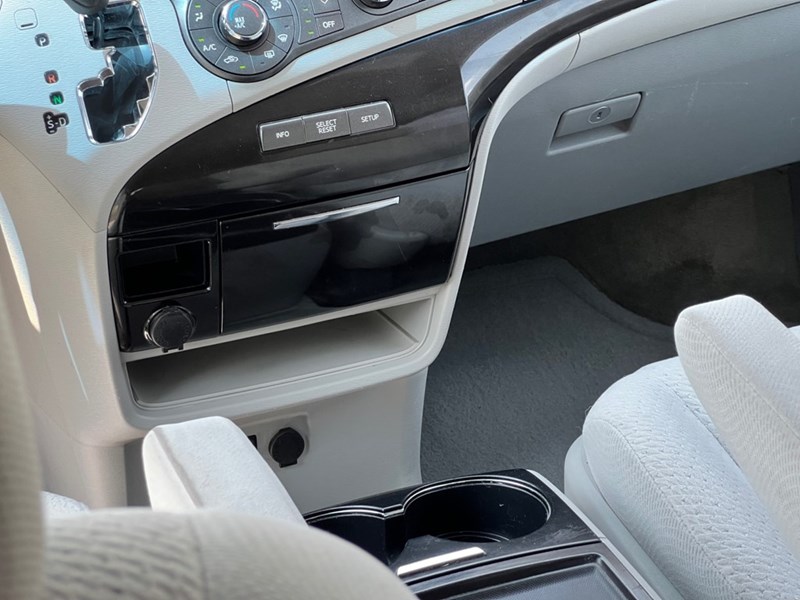 2012 Toyota Sienna 5dr V6 LE 8-Pass FWD