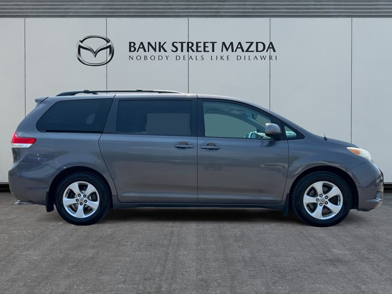 2012 Toyota Sienna 5dr V6 LE 8-Pass FWD