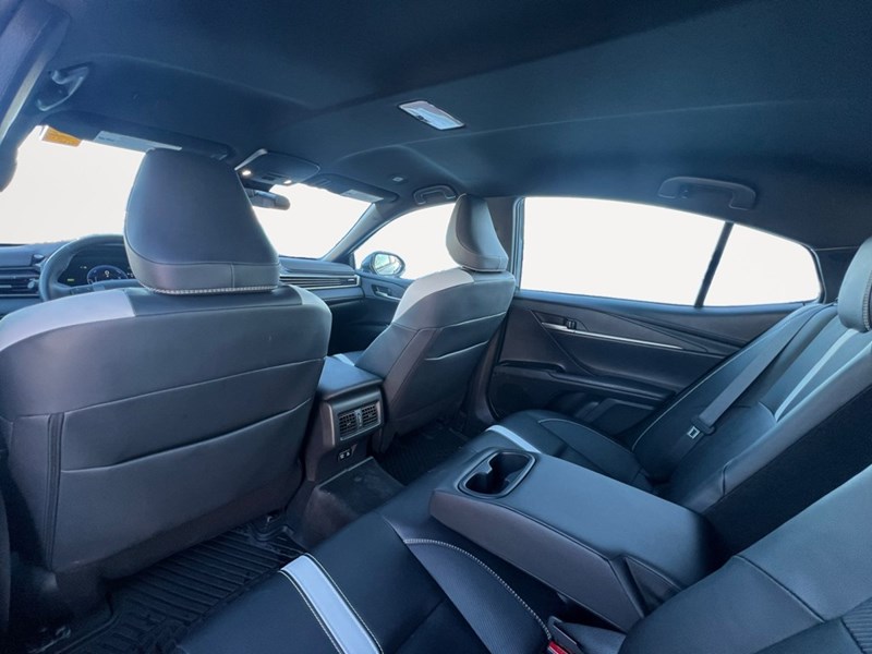 2025 Toyota Camry SE Hybrid - One Owner - Clean CarFax