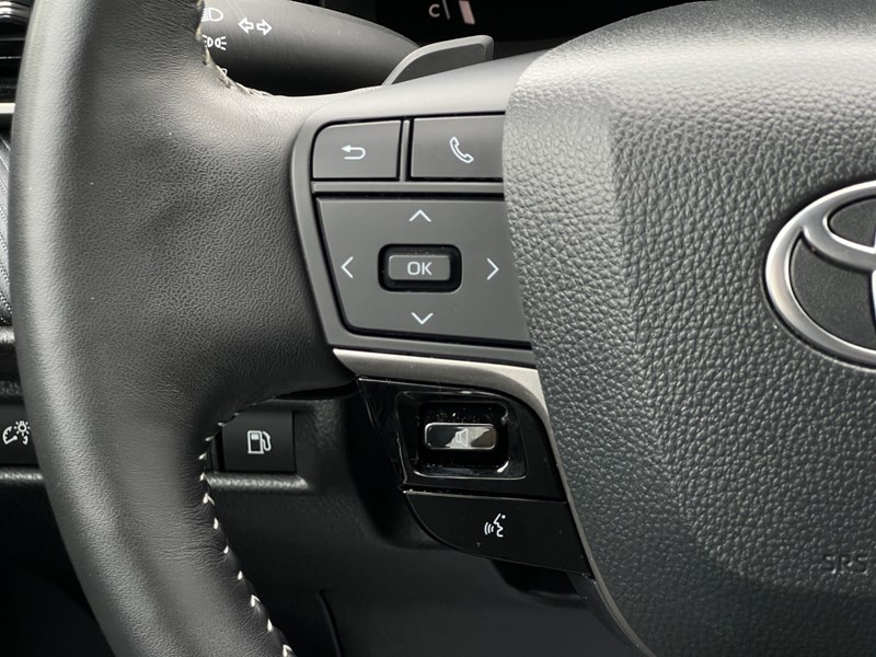 2025 Toyota Camry SE Hybrid - One Owner - Clean CarFax