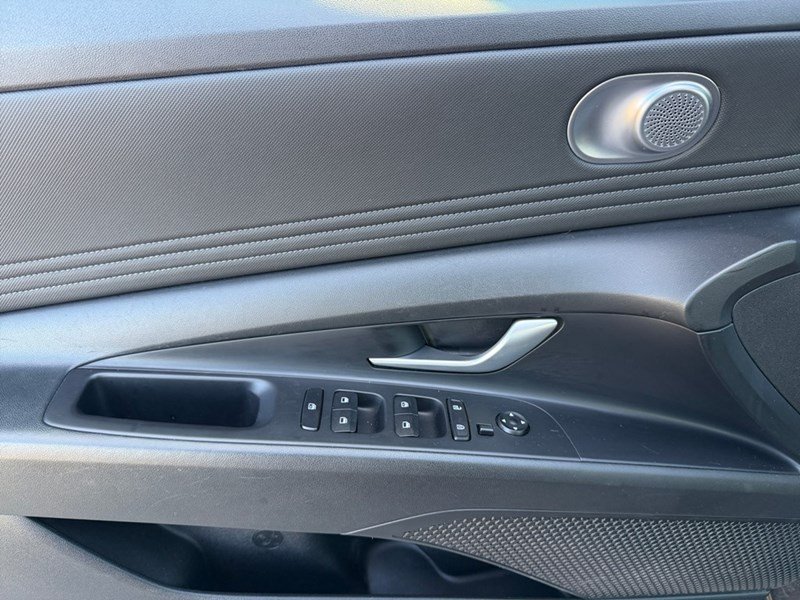 2022 Hyundai Elantra Preferred IVT