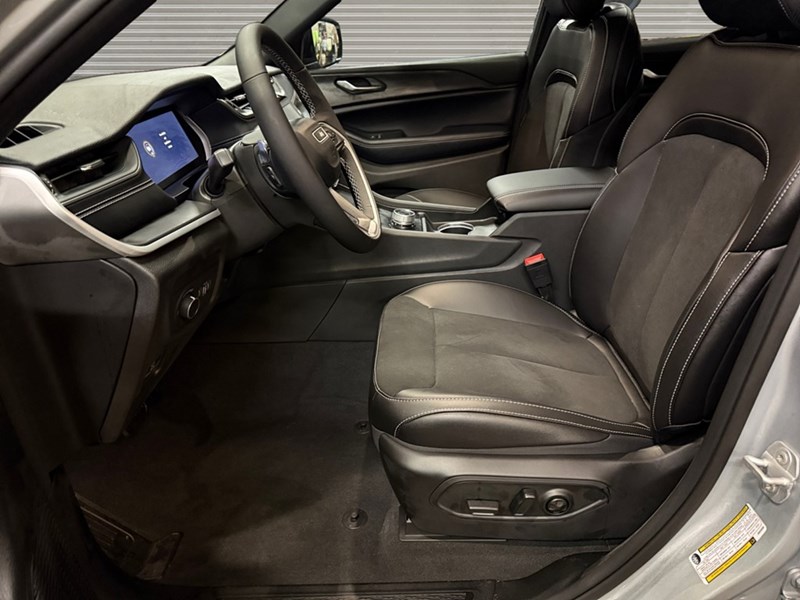 2024 Jeep Grand Cherokee Laredo 4x4