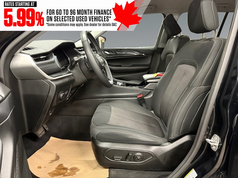 2023 Jeep Grand Cherokee Laredo 4x4