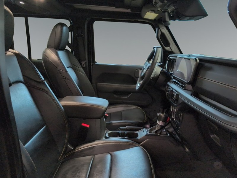 2025 Jeep Wrangler Sahara 4 Door 4x4/LOADED with one touch SKYTOP!