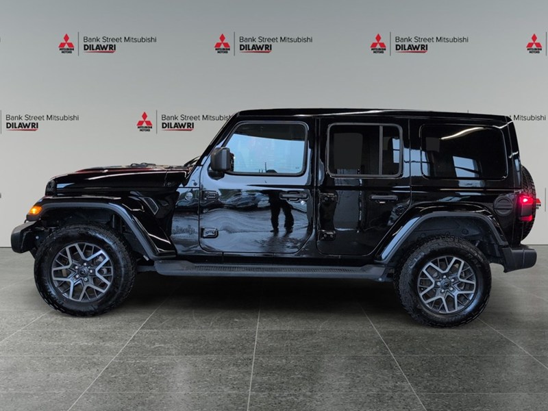 2025 Jeep Wrangler Sahara 4 Door 4x4/LOADED with one touch SKYTOP!