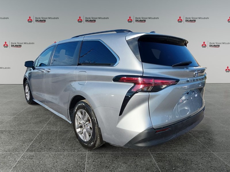 2022 Toyota Sienna LE 8-Passenger FWD