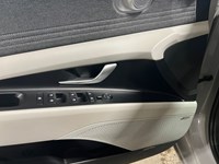 2023 Hyundai Elantra Luxury IVT w/Two-Tone Interior