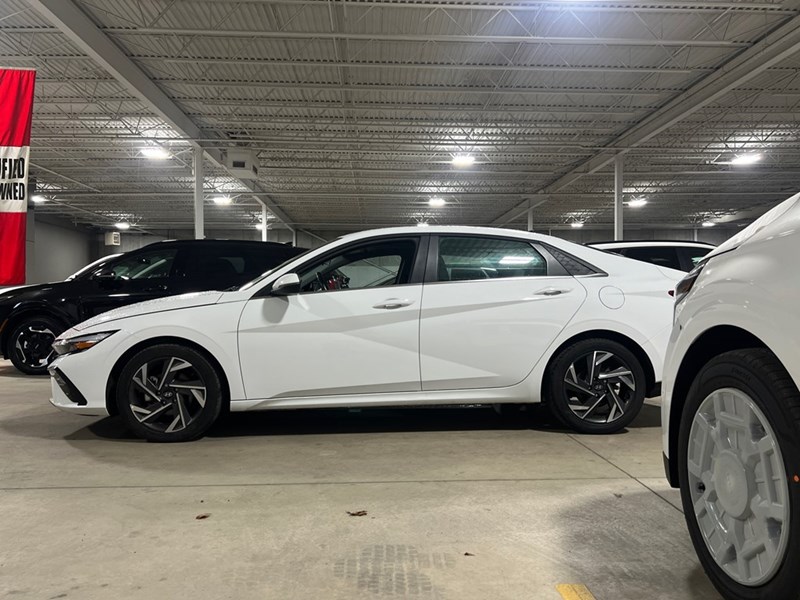 2025 Hyundai Elantra Luxury IVT