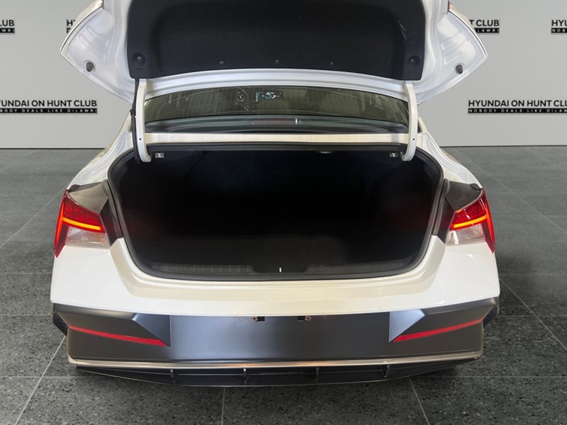 2025 Hyundai Elantra Luxury IVT