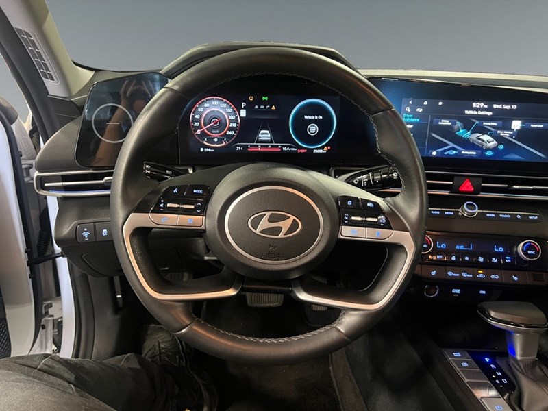 2025 Hyundai Elantra Luxury IVT