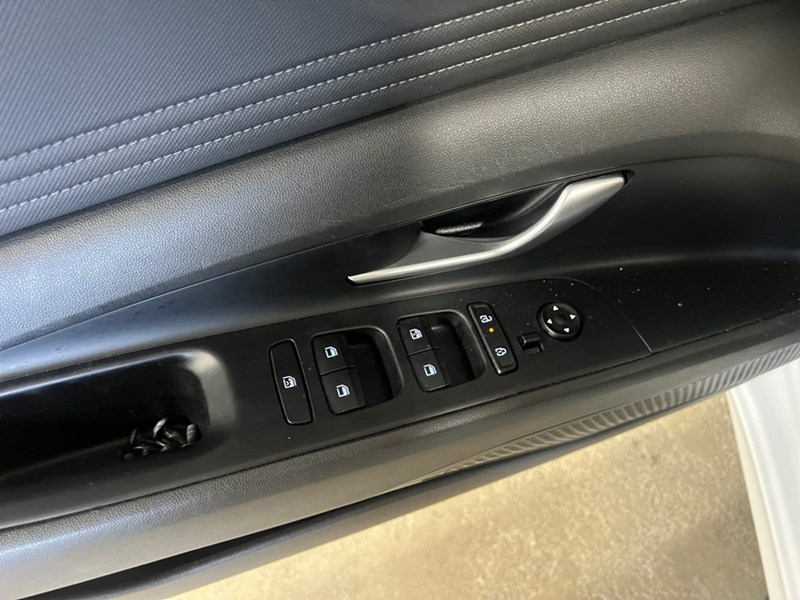 2025 Hyundai Elantra Luxury IVT