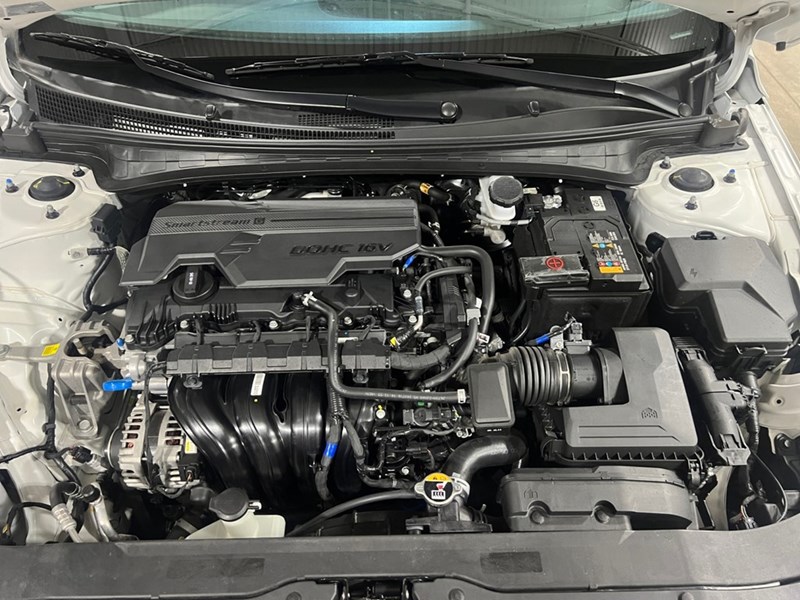 2025 Hyundai Elantra Luxury IVT