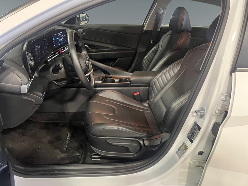 2025 Hyundai Elantra Luxury IVT