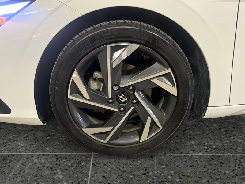 2025 Hyundai Elantra Luxury IVT