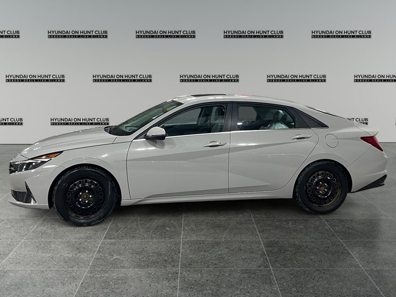 2023 Hyundai Elantra Luxury IVT w/Two-Tone Interior