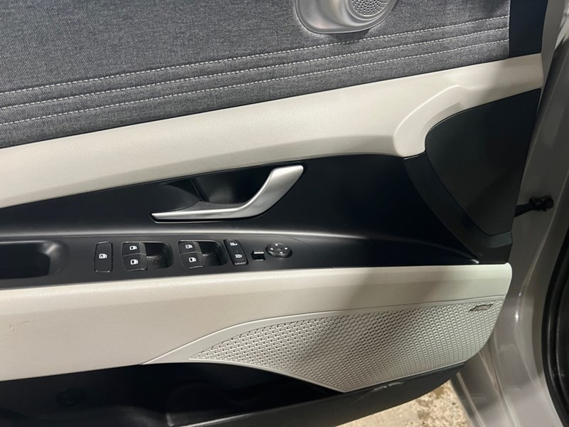 2023 Hyundai Elantra Luxury IVT w/Two-Tone Interior