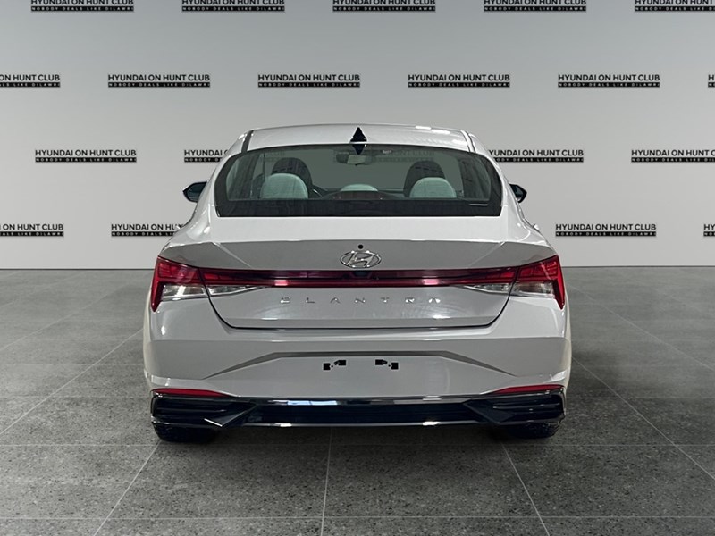 2023 Hyundai Elantra Luxury IVT w/Two-Tone Interior